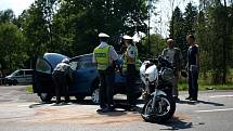 Další dopravní nehoda na Chebsku se stala u Františkových Lázní. Osobní automobil nejspíše nedal přednost motocyklistovi. Toho do nemocnice transportoval vrtulník