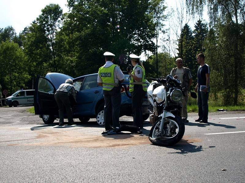 Další dopravní nehoda na Chebsku se stala u Františkových Lázní. Osobní automobil nejspíše nedal přednost motocyklistovi. Toho do nemocnice transportoval vrtulník