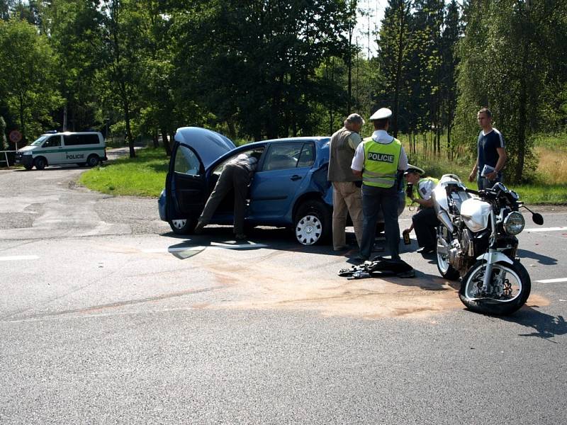 Další dopravní nehoda na Chebsku se stala u Františkových Lázní. Osobní automobil nejspíše nedal přednost motocyklistovi. Toho do nemocnice transportoval vrtulník