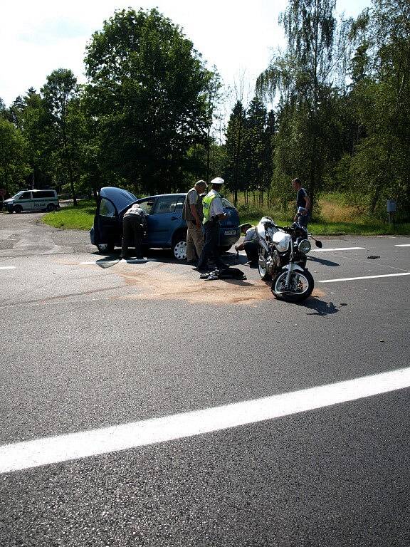 Další dopravní nehoda na Chebsku se stala u Františkových Lázní. Osobní automobil nejspíše nedal přednost motocyklistovi. Toho do nemocnice transportoval vrtulník