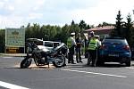 Další dopravní nehoda na Chebsku se stala u Františkových Lázní. Osobní automobil nejspíše nedal přednost motocyklistovi. Toho do nemocnice transportoval vrtulník