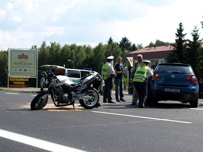 Další dopravní nehoda na Chebsku se stala u Františkových Lázní. Osobní automobil nejspíše nedal přednost motocyklistovi. Toho do nemocnice transportoval vrtulník