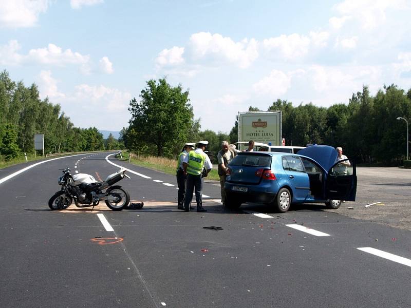 Další dopravní nehoda na Chebsku se stala u Františkových Lázní. Osobní automobil nejspíše nedal přednost motocyklistovi. Toho do nemocnice transportoval vrtulník