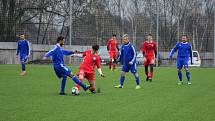 Druhá výhra. Fotbalisté Hvězdy Cheb B (v červeném) dosáhli v rámci zimní přípravy na druhou výhru, když pokořili Skalnou.