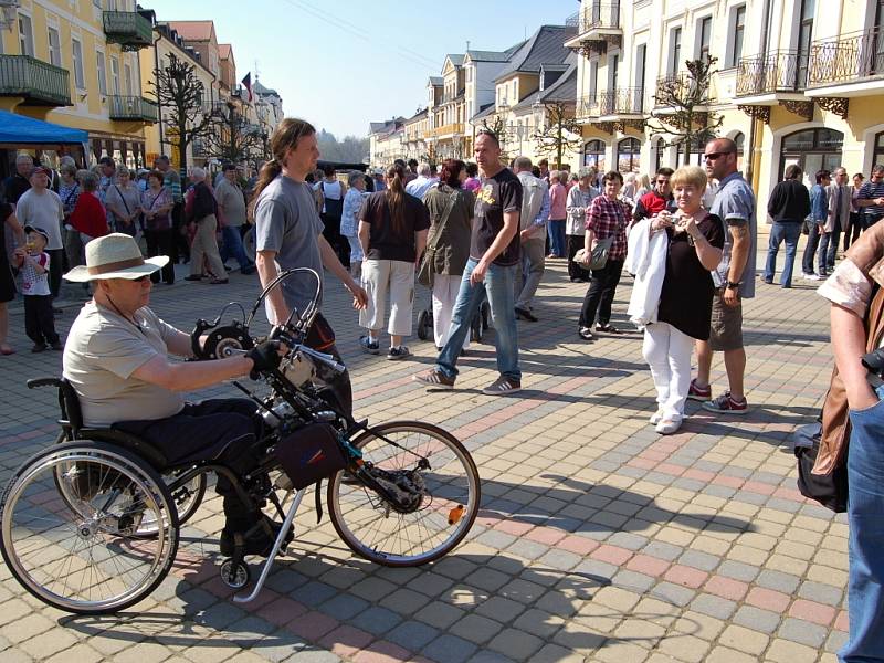 XIV. ročník Mezinárodní soutěže elegance historických vozidel se uskutečnil ve Františkových Lázních.