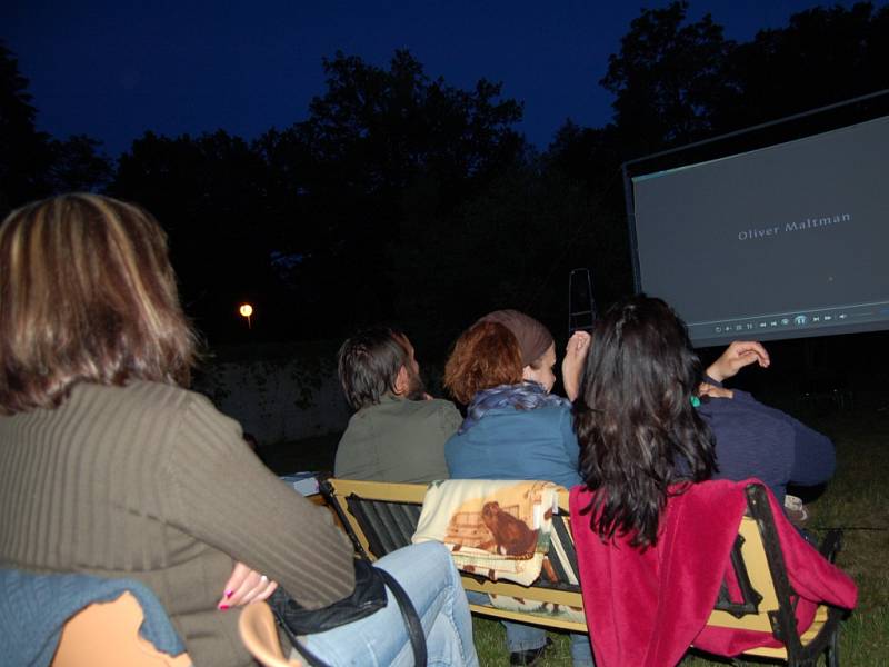 Premiéra letního kina pod názvem MU-KNI ve Františkových Lázních přilákala v pátek večer na zahradu místního muzea desítky diváků. 