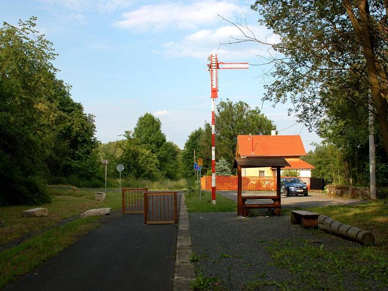 Konec cyklostezky vedené po železniční trati ve Slapanech u Chebu