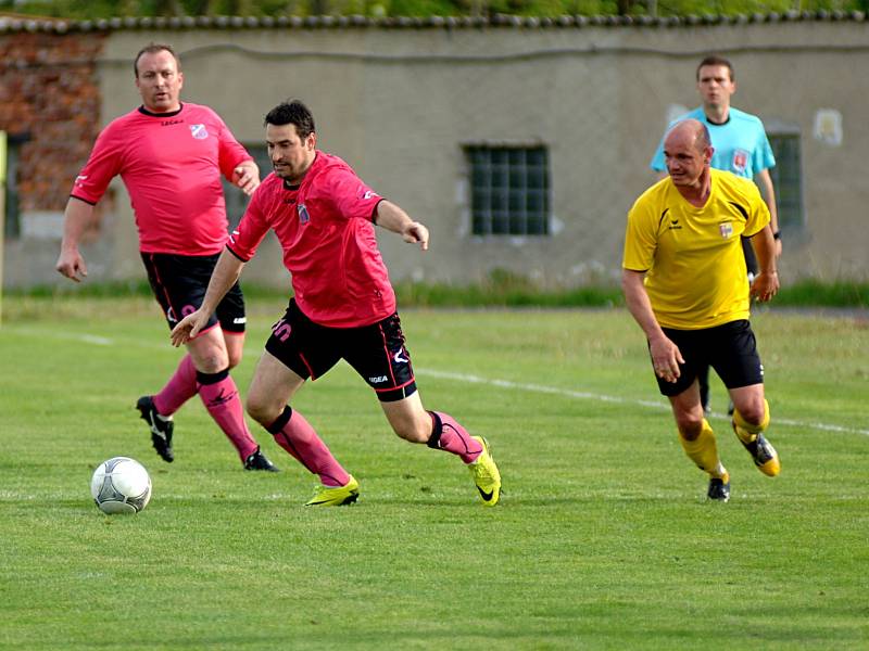 Celek FC Cheb (v růžovém) doma jasně přehrál mužstvo Lomnice 4:1.