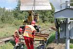 PRÁCE NA POSLEDNÍ ČÁSTI třetího tranzitního koridoru na trati Cheb Cheb státní hranice jsou v plném proudu. Stavebníci právě nyní připravují okolí kolem trati pro novou etapu. 