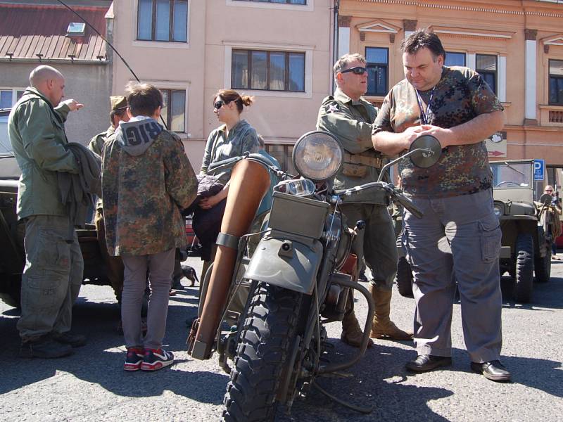 OSLAVY OSVOBOZENÍ. V rámci oslav 71. výročí osvobození přijel do Teplé a pak do dalších míst military convoy.