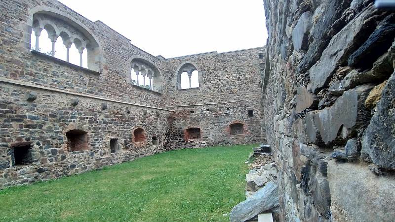 Nejcennějším a také nejnavštěvovanějším objektem v areálu zříceniny chebského hradu je hradní kaple svatého Erharda a svaté Uršuly z 12. století.