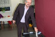 Člen volební komise třetího okrsku ve Františkových Lázních Jiří Vosala odvolil také v pátek navečer. 