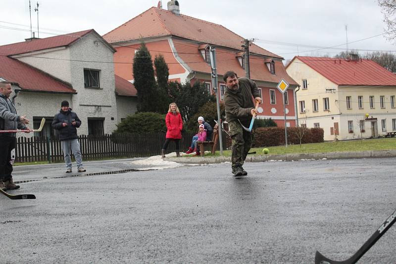 TRADICE. Oslavy příchodu nového roku se v Milíkově neobejdou bez srandamače v hokeji. 