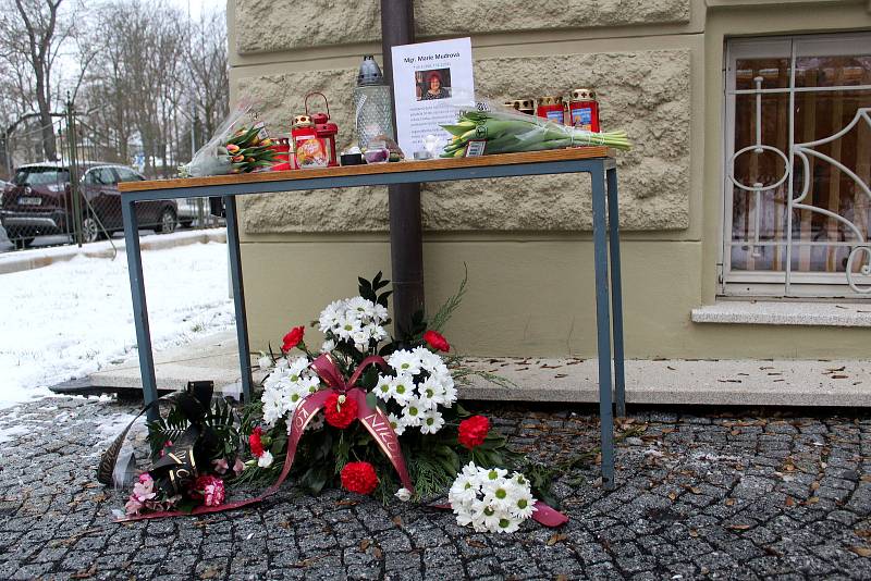 Lidé před chebskou knihovnou mohou zavzpomínat na zesnulou Marii Mudrovou.