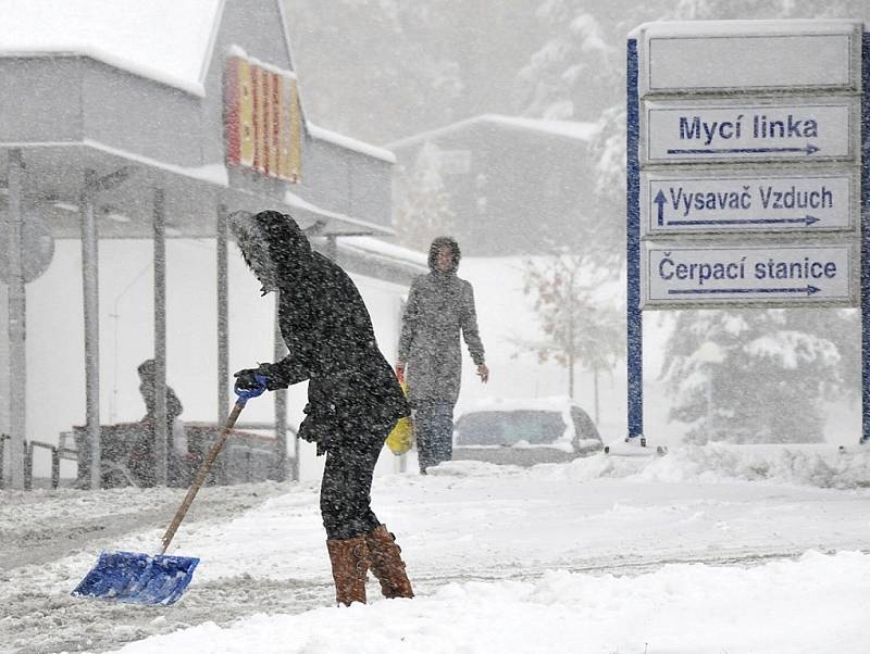 Přes předchozí varovaní meteorologů překvapilo počasí na Chebsku řadu občanů. A to především  motoristy! 