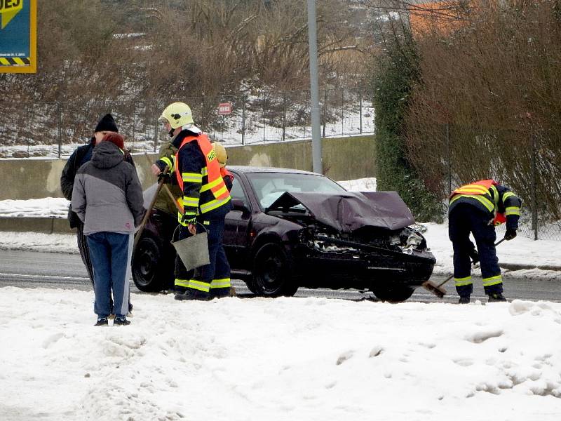 Nehoda pěti vozidel ochromila dnes ráno dopravu na chebské ulici Ašská. 