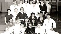 Konec sedmdesátých let. Na tréninky karate chodilo pravidelně dvacet dospělých mužů. Trenér Ruda Kožíšek leží dole uprostřed v černém kimonu.