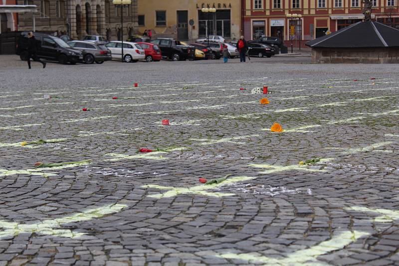 Každý z křížů na chebském náměstí připomíná jednoho člověka, který zemřel v souvislosti s pandemíí koronaviru.