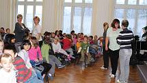 Na základní škole v ašské Okružní ulici se představili mladí pěvci a dojali návštěvníky. 