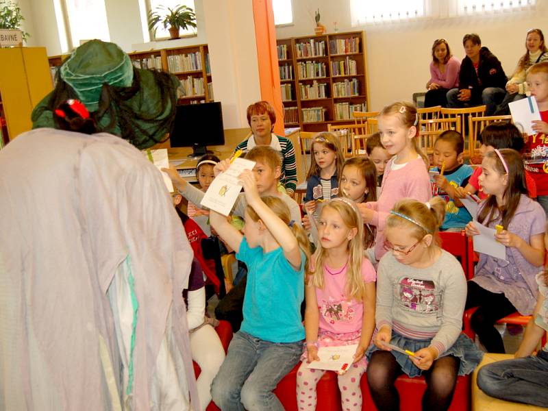 Děti ze základní školy se v dětském oddělení Městské knihovny v Chebu zúčastnily pasování na čtenáře. 