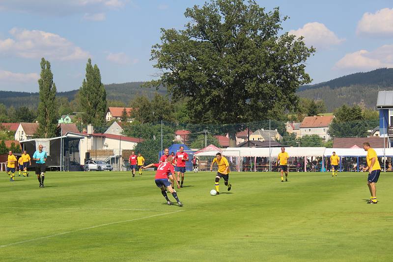 V Dolním Žandově oslavovali fotbalisté třicetileté výročí postupu.