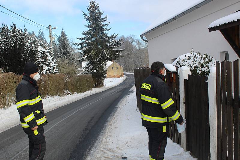 Roušky všem občanům Milíkova a přidružených obcí rozvezli dobrovolní hasiči už v sobotu dopoledne. Na pomoc státu obec nechtěla čekat, roušky pořídila sama.