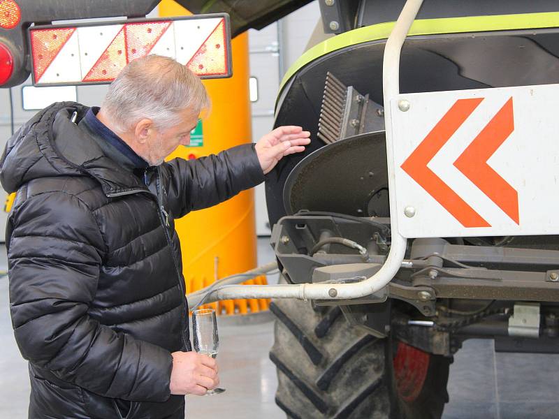 Opravit zemědělskou techniku bude odteď mnohem jednodušší. Pracovníkům Školního statku a Krajského střediska ekologické výchovy v Chebu se totiž otevřela zbrusu nová hala pro opravy těchto zemědělských obrů. Výstavba vyšla na 19 milionů korun.