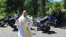 JARNÍ BLOUDĚNÍ S DUCHY. U příležitosti zahájení motorkářské sezony ve Vysoké silným strojům požehnal farář.