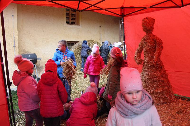 Už páté Slámování se uskutečnilo v Dolním Žandově. Účastníci tradiční akce si mohli nejen vyrobit krásné výrobky ze slámy, ale hlavně pomoci při úpravě figur slaměného betléma a při tvoření jeho dalších figur. Postavy v jednom z minulých ročníků vyrobili 