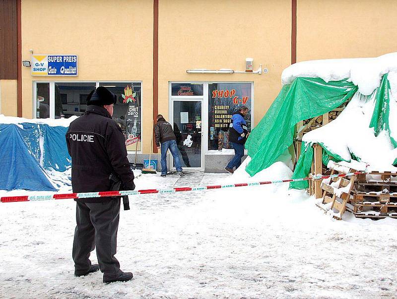 Zbitého vietnamského spoluobčana našli lidé v bývalé šatně u prodejny potravin v obci Nový Žďár u Aše. Kriminalisté na místě hledali důkazy. Se zraněným mužem letěl vrtulník do Fakultní nemocnice v Plzni.