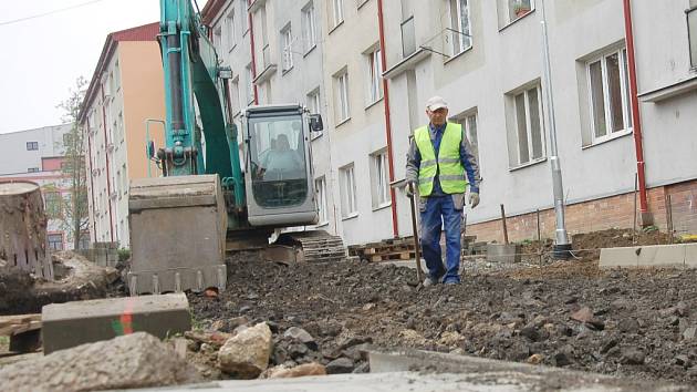 REKONSTRUKCE sídliště v Aši úspěšně pokračuje. V těchto dnech se tam dodělávají chodníky a silnice. 