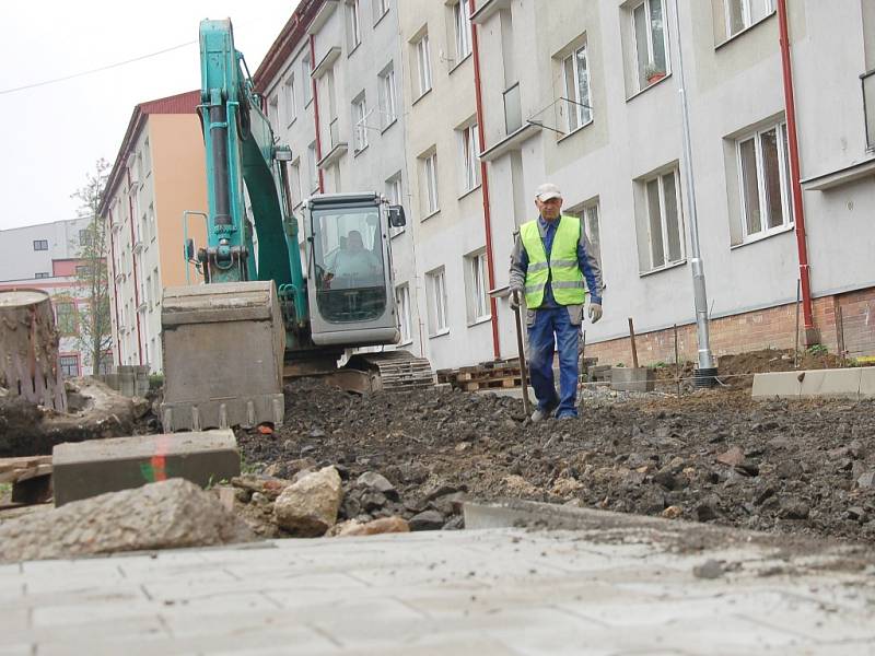 REKONSTRUKCE sídliště v Aši úspěšně pokračuje. V těchto dnech se tam dodělávají chodníky a silnice. 