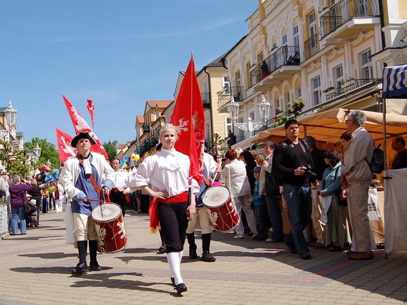  Start do lázeňské sezóny mají za sebou  úspěšně také Františkovy Lázně. V krásném, slunečném počasí se pobavily tisícovky hostů. Mezi nimi si užíval také politik Jiří Paroubek. 