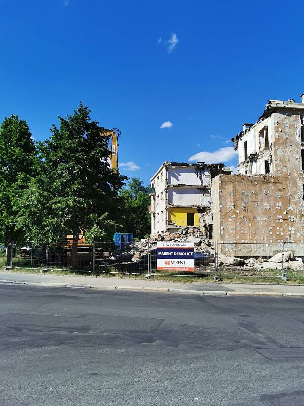 Panelový dům v Kamenné ulici v Chebu už neexistuje.