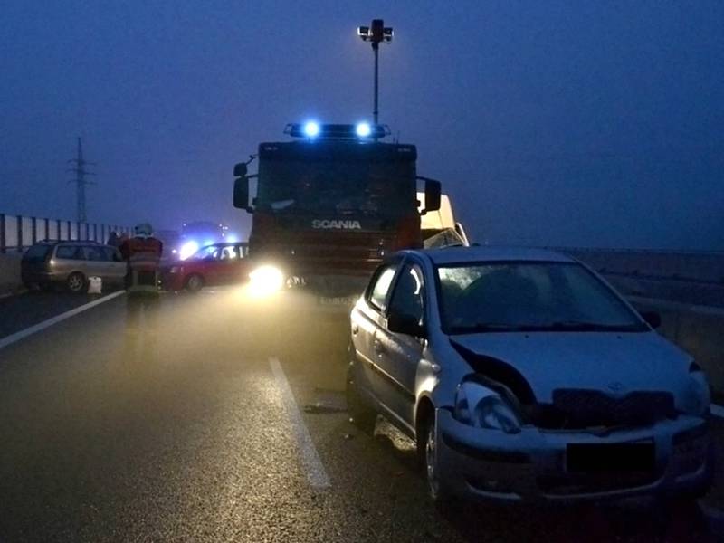 Řetězová nehoda zablokovala silnici u Chebu. 