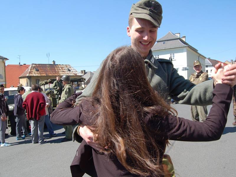 OSLAVY OSVOBOZENÍ. V rámci oslav 71. výročí osvobození přijel do Teplé a pak do dalších míst military convoy.