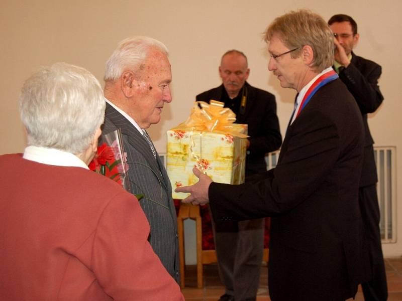 ŹIJÍ SPOLU JIŽ 65 LET. Ladislav a Marie Aišmanovi z Chebu na místním městkém úřadě 