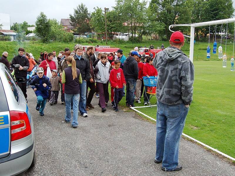 Několik stovek dětí i dospělých se přišlo podívat na Den dětí do Dolního Žandova. I ti nejmenší měli možnost spatřit kynologický výcvik psů nebo šermířské umění.