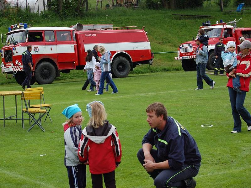 Několik stovek dětí i dospělých se přišlo podívat na Den dětí do Dolního Žandova. I ti nejmenší měli možnost spatřit kynologický výcvik psů nebo šermířské umění.