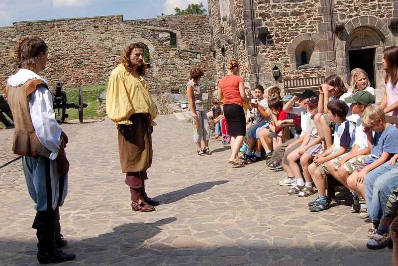 Děti si mohly na Chebském hradě na chvíli vyzkoušet, jaké to je být mušketýrem