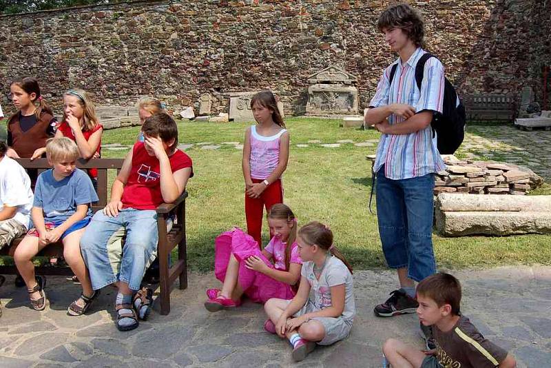 Děti si mohly na Chebském hradě na chvíli vyzkoušet, jaké to je být mušketýrem