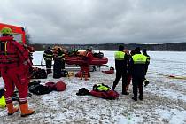Strážníci z Chebu nacvičovali záchranu člověka, pod kterým se prolomil led