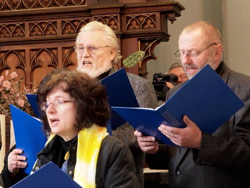 V CHEBSKÝCH KOSTELECH Pokoje a sv. Václava vystoupil mariánskolázeňský smíšený sbor Cantilo v.i.p. 