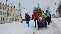 NADŠENCI z Občanského sdružení při Základní škole Františkovy Lázně pořádali už třetí ročník ´Silvestrovského pochodu pro radost´. Trasa vedla od františkolázeňské školy na Seeberg a zpět. Desítky účastníků se skvěle protáhly před večerním slavením. 