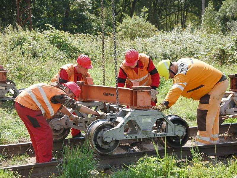 PRÁCE NA POSLEDNÍ ČÁSTI třetího tranzitního koridoru na trati Cheb Cheb státní hranice jsou v plném proudu. Stavebníci právě nyní připravují okolí kolem trati pro novou etapu. 