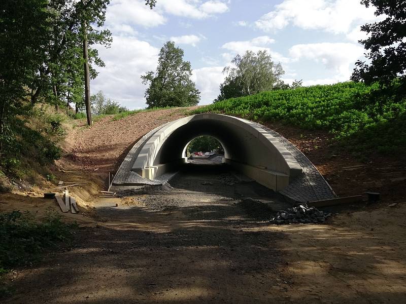 Na cyklostezce směřující do Německa vyrostl unikátní tunel. Ochrání cyklisty před kolizemi s autem.