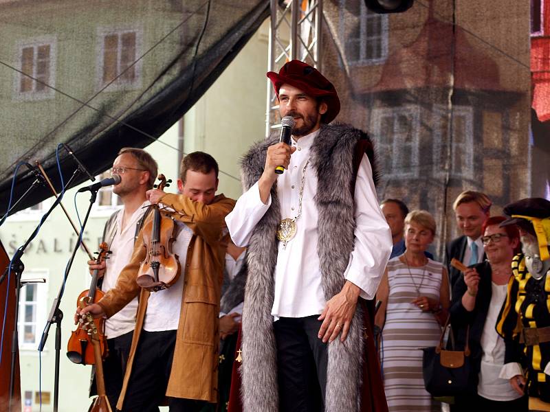 Jarmark, středověká vesnička, rytířský turnaj na koních a také velká bitva. To a spousty dalšího čekalo na návštěvníky Valdštejnských slavností, které se v Chebu konaly uplynulý pátek a sobotu.