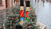 Květináče v horní části chebského náměstí Krále Jiřího z Poděbrad slouží během vánočních trhů jako povinné bezpečnostní zábrany. Každý rok je však ozdobí zdejší školy a následně soupeří o nejhezčí výzdobu.