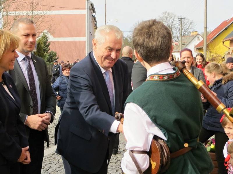 Prezident České republiky Miloš Zeman navštívil obec Krásná na Chebsku. 