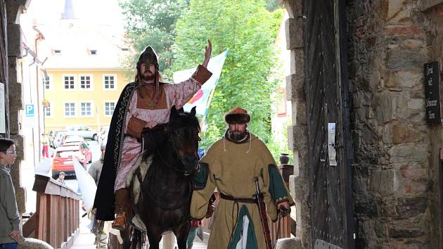 Na chebském hradě se konal o víkendu VII. ročník hradních středověkých slavností.